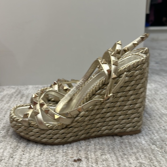 Gold Valentino wedges - Picture 4 of 4